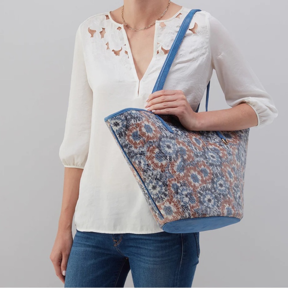 Hobo Ellison Tote in printed leather in Blue Burst, NWT